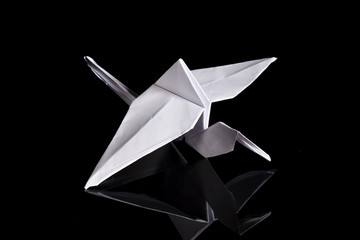 Origami Vogel auf Schwarz