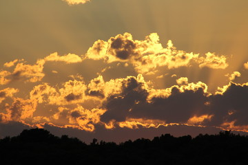 Wolken mit Sonnenuntergang