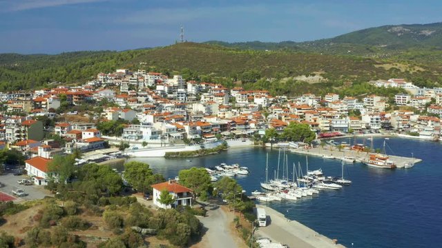 Aussicht auf den Hafen von Neos Marmaras, Chalkidiki, Griechenland