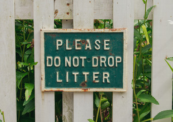 Fototapeta na wymiar Vintage do not drop litter sign