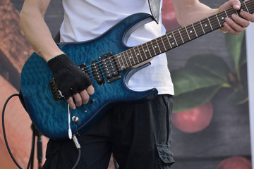 Fototapeta na wymiar man playing guitar