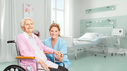 Seniorin mit Krankenschwester im Hospital oder Pflegeheim
