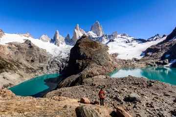 Foto op Plexiglas Cerro Chaltén Een toerist bewondert Laguna De Los Trek en Fitz Roy Mountain, Los Glaciares National Park, Patagonië, Argentinië