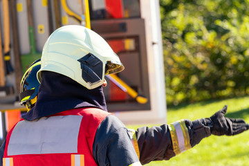 Obraz premium Firefighters consult at the scene of the accident as they will guide the rescue.