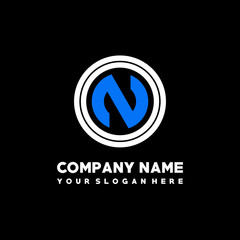 Initial lowercase letter ON, linked circle outline logo elegant, color white, blue on black background