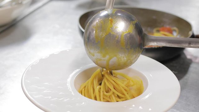 Spaghetti con pomodori rosso e basilico in un piatto