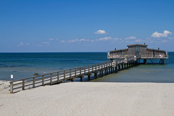 Obraz premium Steg mit Badehaus in Bastad