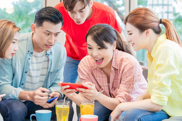 friends play games on phone