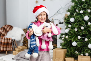 Obraz na płótnie Canvas Little girl decorating the Christmas tree