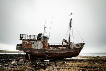Obraz premium Abandoned ship on the coast of the Arctic Ocean.