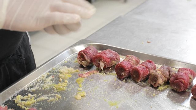 Preparazione involtini di carne ripieni di mollica.