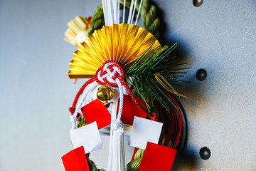 日本の新年のイメージ：年末の大掃除の仕上げに住宅の玄関に飾られた紅白の注連飾り（年神を祀る依り代）
