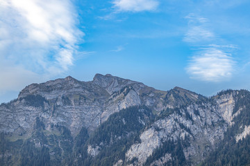 Berglandschaft unter blauen Himmel