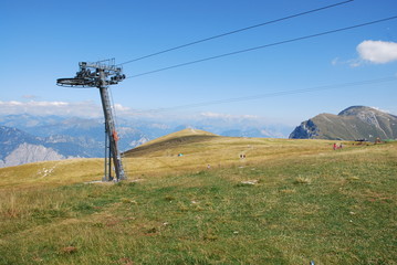 Obraz premium Funivia Malcesine-Monte Baldo - Seilbahnstation am Berg Monte Baldo in Malcesine