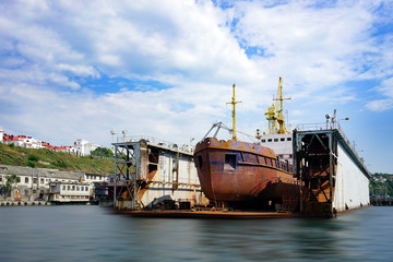Fototapeta premium Seascape with floating dock on city landscape background.