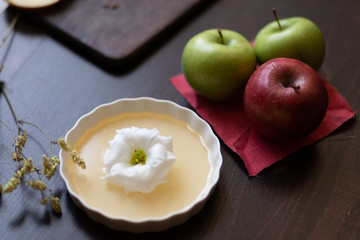 Rosh HaShana, apples with honey