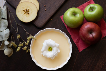 Rosh HaShana, apples with honey