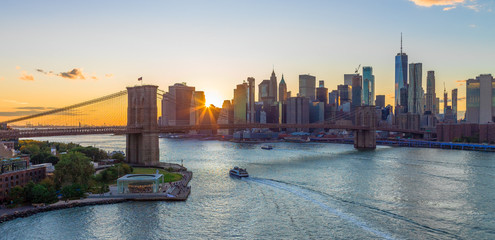 Obraz na płótnie Canvas New York City skyline buildings Brooklyn Bridge evening sunset
