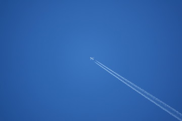avion trace dans le ciel vers la gauche