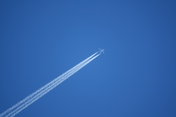 avion traces dans le ciel vers la droite