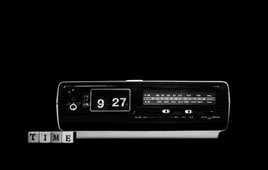 Radio despertador de los años 70 en blanco y negro