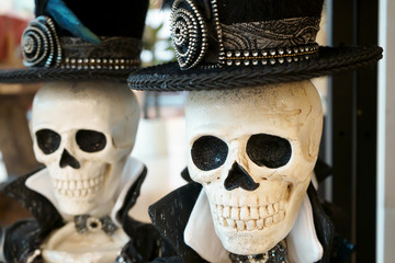 Las calaveras tienen sombreros negros.