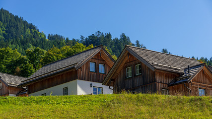 Fototapeta na wymiar Holzhäuser in einem Dorf in den Alpen
