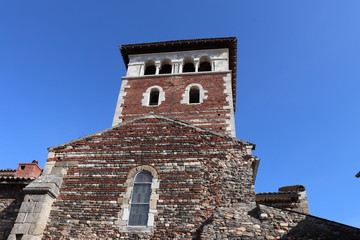 Fototapeta na wymiar Eglise Saint Mayol dans le Village de Ternay - Département du Rhône - France - Extérieur de l'église