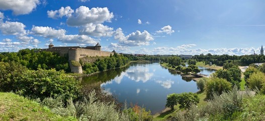 Obraz premium Medieval Castle at Narva River in Russia