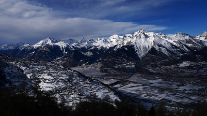 Naklejka na ściany i meble Magnifique paysage des Alpes françaises en hiver