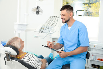 Obraz premium Professional dentist working with patient in clinic