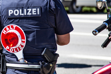 Polizei Beamter mit Kelle bei Verkehrskontrolle