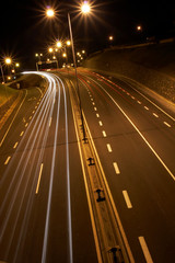 Fototapeta na wymiar foto noturna de auto-estrada com veículos em movimento