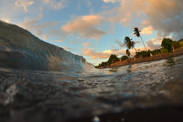 Fototapeta premium vague de tahiti - polynesie française
