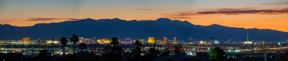 Fototapeten Las Vegas Luftaufnahme des Sonnenuntergangs aus der Vogelperspektive auf den Las Vegas Strip in der Innenstadt  © Kit Leong