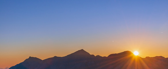 Banner Sonnenaufgang in den Alpen