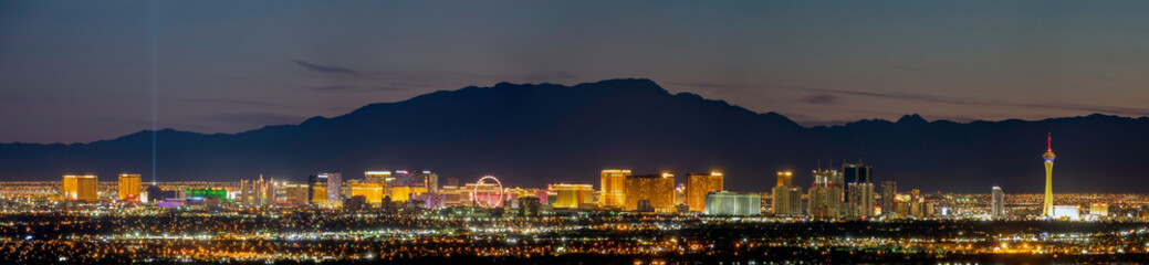 Vue aérienne de nuit en grand angle sur le Strip du centre-ville de Las Vegas
