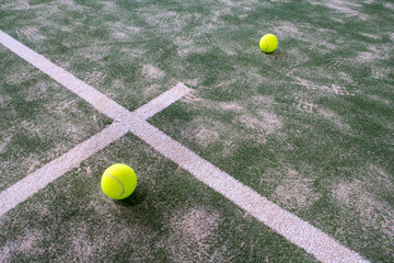 Pista de padel con pelotas