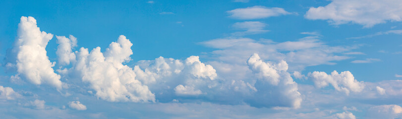Blauer Himmel mit Wolken ein Panorama
