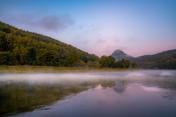 Nebel über der Elbe mit dem Lilienstein im Hintergrund