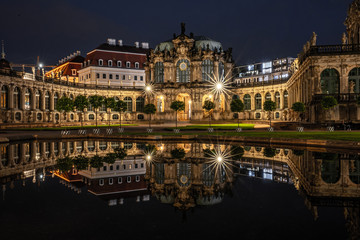 Dresdner Zwinger bei Nacht - Spiegelung