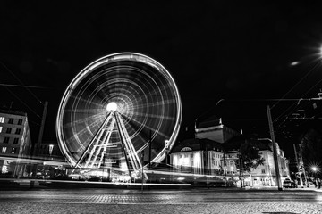 Langzeitbelichtung eines Riesenrads in Dresden