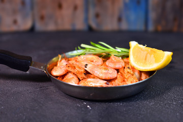 Grilled prawns in a frying pan.