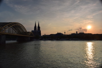 Kölner Dom im Sonnenuntergang.