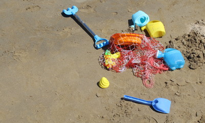 Giocattoli per bambini in spiaggia