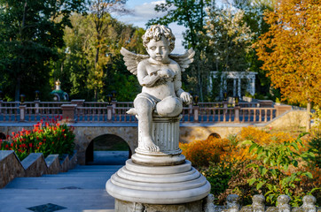 Fototapeta na wymiar barn statue angel in the park autumn warm day