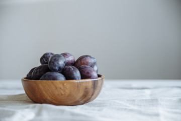 Obraz premium Plum in wood plate