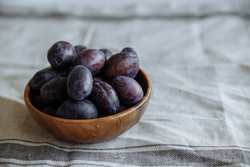 Fototapeta premium Plum in wood plate