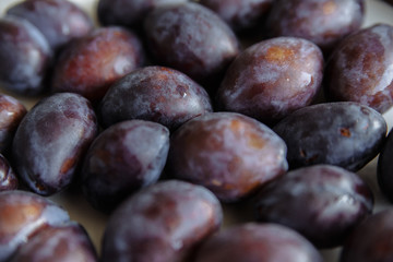 Fototapeta premium Plums macro in wood plate