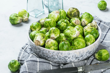 Frischer organischer Rosenkohl in einer Schüssel auf einem Holztisch
